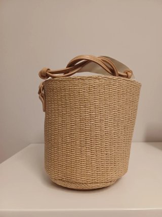 Bolso bombonera de rafia, asa y colgar.