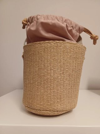 Bolso bombonera de rafia, asa y colgar.