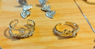 Conjunto bisutería: collar, pendientes, anillos