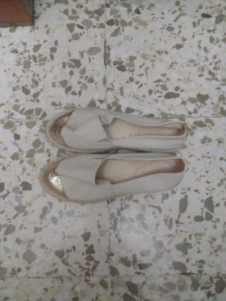 Zapatillas doradas y blancas mujer