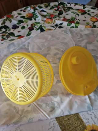 Centrifuga gialla per insalata