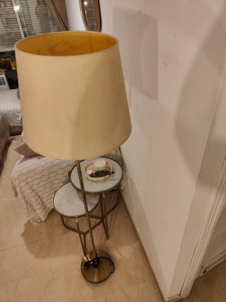 Lampada da terra dorata e beige