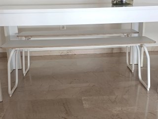 Mesa comedor y 2 bancos blanco