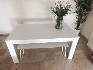 Mesa comedor y 2 bancos blanco