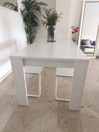 Mesa comedor y 2 bancos blanco