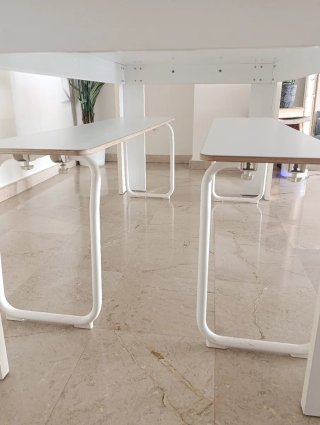 Mesa comedor y 2 bancos blanco