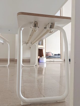 Mesa comedor y 2 bancos blanco