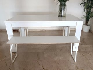 Mesa comedor y 2 bancos blanco