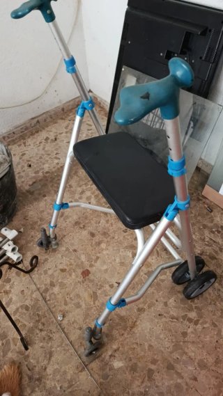 Andador con asiento y 4 ruedas