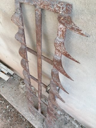 Trinchilla de metal oxidado