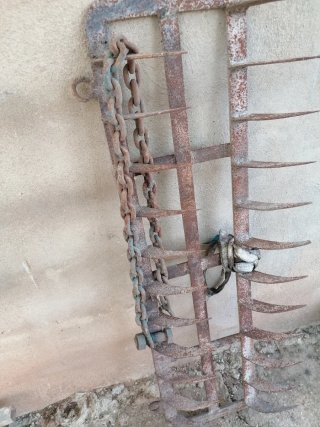 Trinchilla de metal oxidado