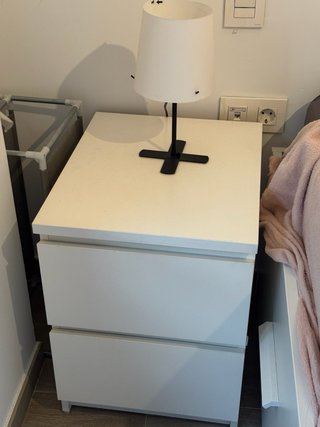 Mesita de noche blanca IKEA.