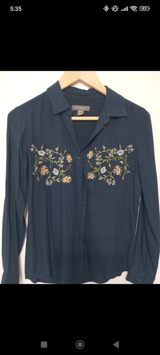 Blusa azul con bordado floral
