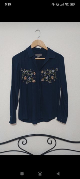 Blusa azul con bordado floral