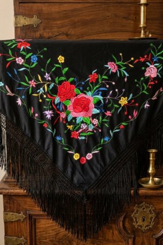 Manton negro bordado flores