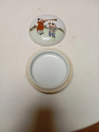 Caja antigua China siglo XIX, con niños pintados