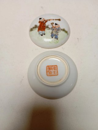 Caja antigua China siglo XIX, con niños pintados