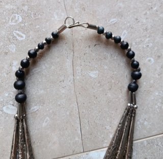 Collana etnica multistrato nera e argento