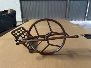 Pie de máquina de coser antigua