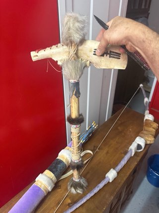 Arco, frecce e borraccia in stile nativo americano