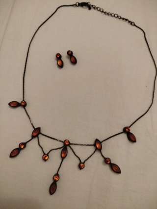 Collar y pendientes con detalles naranjas