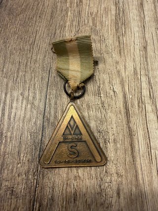 Medalla triangular con cinta