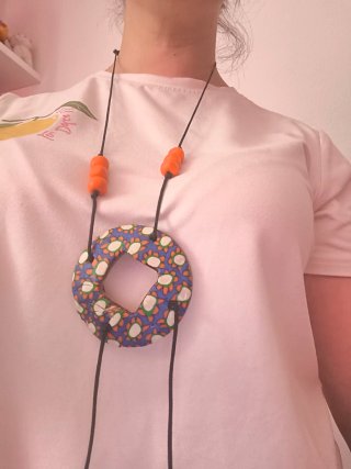 Collar largo con colgante circular