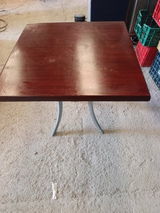 Mesa de madera y metal