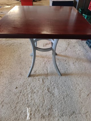 Mesa de madera y metal