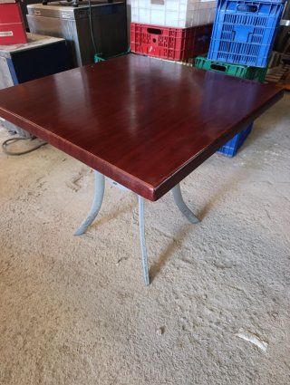 Mesa de madera y metal