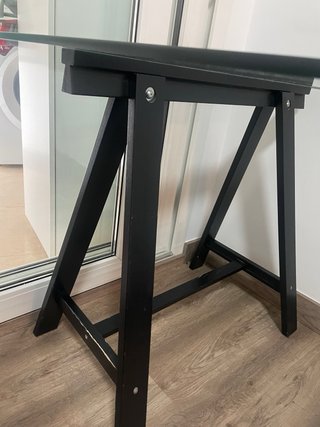 Mesa escritorio cristal y caballetes negros