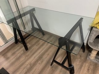 Mesa escritorio cristal y caballetes negros