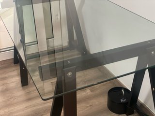 Mesa escritorio cristal y caballetes negros