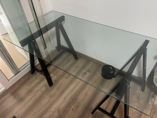 Mesa escritorio cristal y caballetes negros