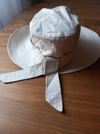 Sombrero Uterque beige ala ancha
