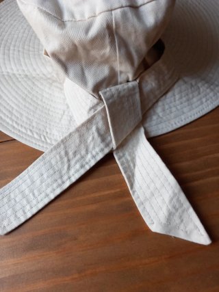 Sombrero Uterque beige ala ancha