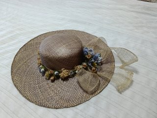 Sombrero de paja con flores y lazo
