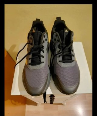 Zapatillas Adidas Negras y Doradas