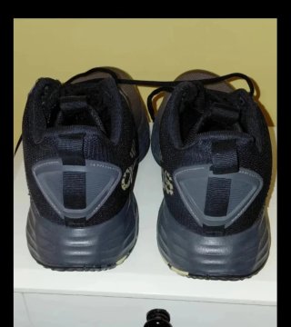 Zapatillas Adidas Negras y Doradas