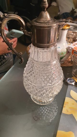 Jarrón de cristal y metal plateado