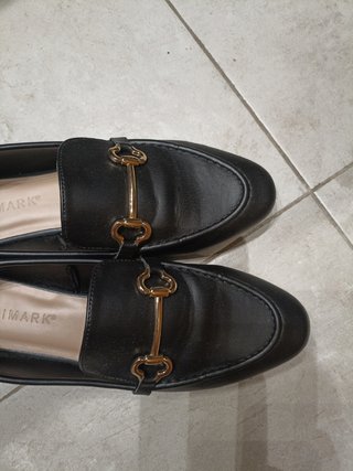 Zapatos negros Primark con detalle dorado. Mocasín