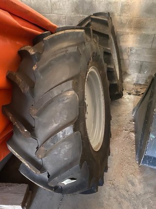 Neumático y llanta de tractor