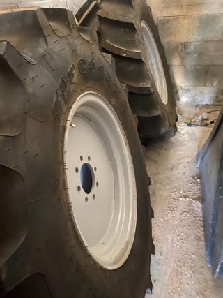 Neumático y llanta de tractor