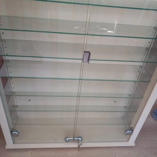 Vitrina expositora de cristal y madera