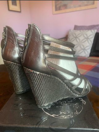 Sandalias cuña Miss Sixty grises y plateadas