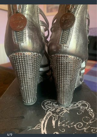 Sandalias cuña Miss Sixty grises y plateadas