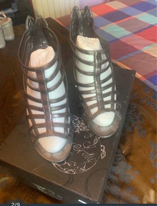 Sandalias cuña Miss Sixty grises y plateadas
