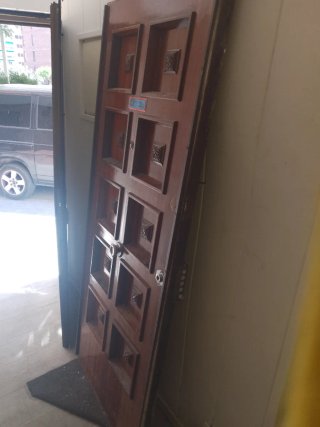 Puerta de entrada de madera
