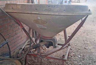 Abonadora pendular Vicon 600 Kilos.