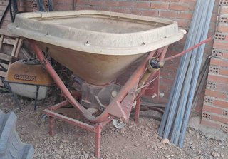 Abonadora pendular Vicon 600 Kilos.